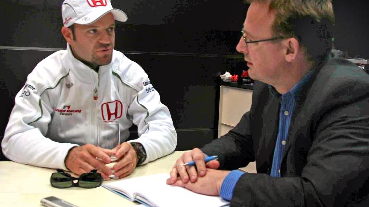 Zwischenstopp in Leipzig auf dem Weg von Brasilien nach Barcelona: Rubens Barrichello im Gespräch mit Dirk Buchardt.