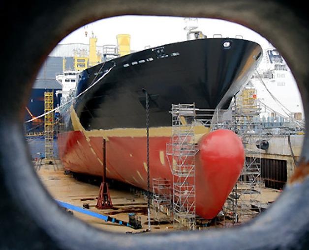 Im Trockendock der Warnemünder Werft von Aker Yards Germany ist am Freitag (15.12.2006) ein Containerschiff von Typ CS 1.700 im Bau. Foto: dpa