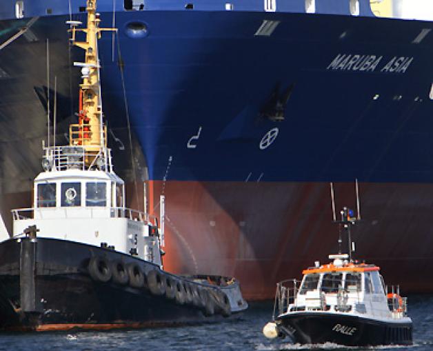 Ein Motorboot der Schifffahrtspolizei fährt am Südhafen Wismar am neuen Containerschiff Typ Aker CS 2100 "Maruba Asia" vorbei. Das letze Schiff einer Fünferserie für Conti (München) und NSB (Buxtehude) liegt am Ausrüstungskai der AKER Werft in Wismar. Foto: dpa