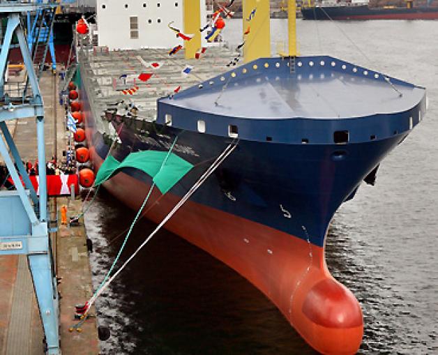 In der Wismarer Werft von Aker Yards Germany wird im April 2007 das Containerschiff "Conti Salomé" getauft und an den Eigner Conti Reederei Management (Putzbrunn/Bayern) und den Betreiber Niederelbe Schifffahrtsgesellschaft (Buxtehude) übergeben. Foto: dpa
