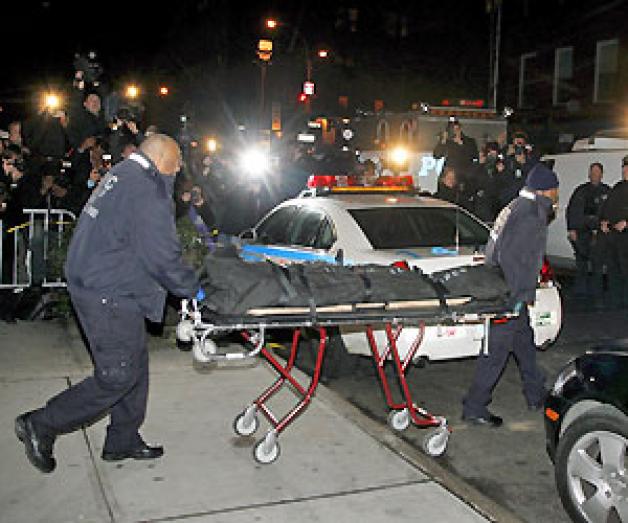 Polizeibeamte bringen die Leiche des Schauspielers Heath Ledger aus seinem Appartment in NewYork City SOHO. Foto: dpa