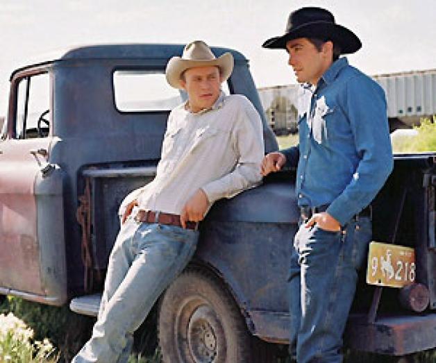 Heath Ledger (l.), als Ennis Del Mar, und Jale Gyllenhaal ind er Rolle des Jack Twist im Westerfilm "Brokeback Mountain". Foto: dpa