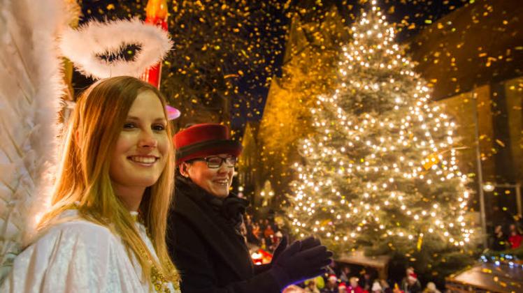 Alles echt, außer Schnee und Heiligenschein: Saskia Callesen, Weihnachtsmarktengel im  dritten Jahr, und Finja Fröhlich, vorweihnachtliche Tourismus-Chefin im ersten Jahr.  