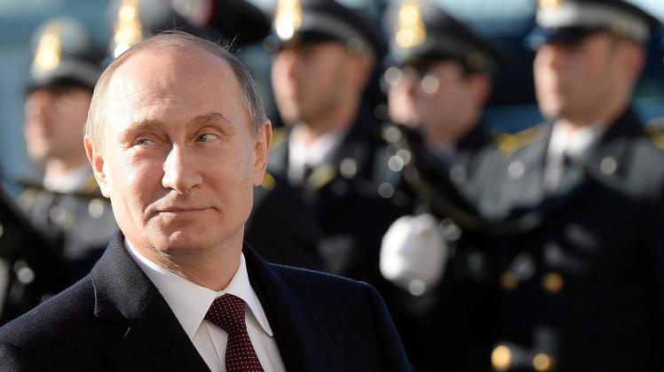 „Ich würde unsere Freunde in Brüssel sehr bitten – meine persönlichen Freunde, die guten in der EU-Kommission –, sich doch zurückzuhalten mit scharfen Äußerungen“, sagte Putin beim russisch-italienischen Gipfel in Triest. 