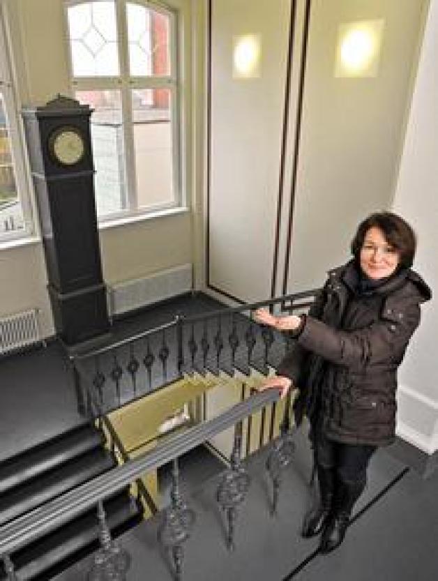 Bauleiterin Nadine Boldt im restaurierten Treppenhaus