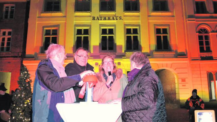 Eutins Bürgervorsteher Dieter Holst (v.l.), Bürgermeister Klaus-Dieter Schulz, Stadtmanagerin Kerstin Stein-Schmidt und der WVE-Vorsitzende Klaus Hoth drückten den Startknopf für die Eutiner Lichterstadt. 