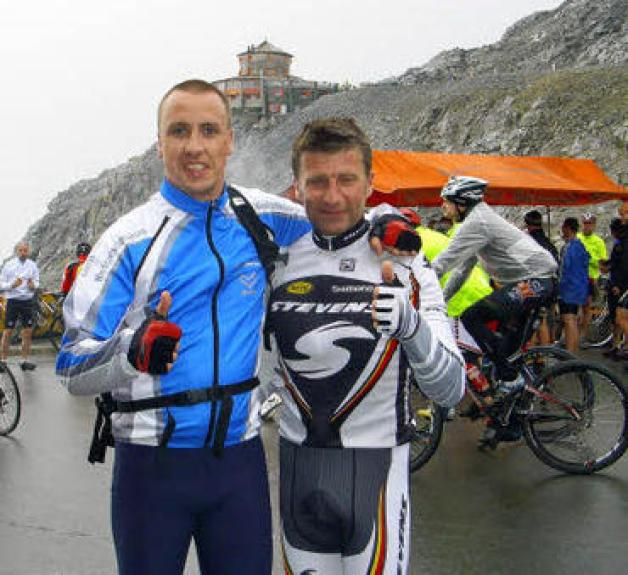 Sandro Pflughaupt (l.) und Thomas Löser haben es geschafft: Daumen hoch in 2763 Meter Höhe.Privat