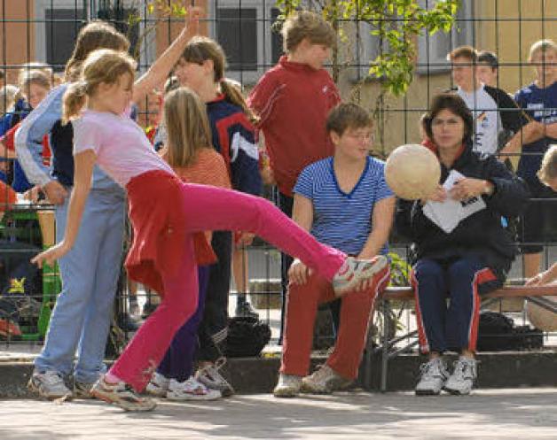 Jonglieren mit dem Ball war besonders für die Mädchen eine Herausforderung. Nicht jede konnte mit dem Ball umgehen. Maik Freitag