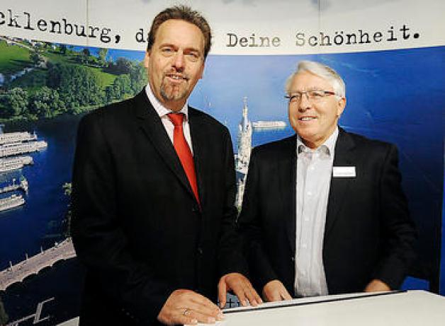 Bernd Bleitzhofer (l.), Geschäftsführer des Zeitungsverlages Schwerin, und Sparkassenchef Diedrich Baxmann begrüßten die Gäste zum 12. Lehrstellentag unserer Zeitung.