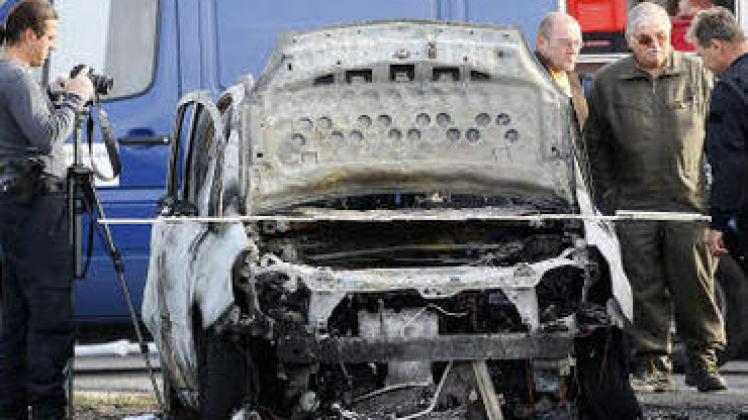  Unweit des Flughafens Schönefeld war Ende September das ausgebrannte Auto mit vier Leichen gefunden worden.Foto:Dpa