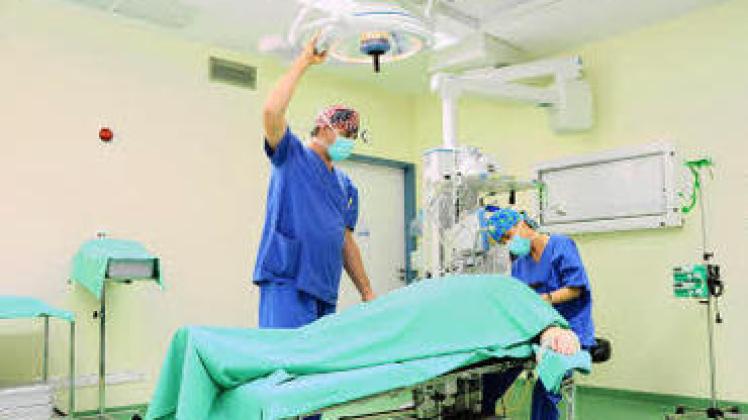 Im ambulanten OP-Zentrum bereiten der leitende OP-Pfleger Jobst Fliege und Schwester Fanny eine Operation vor. Foto: Kewitz