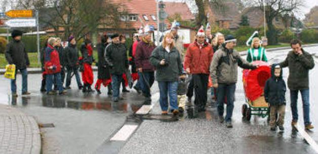 Dem Niesel zum Trotz haben die Narren während ihres Umzugs durch Mühlen Eichsen die Fünfte Jahreszeit eingeläutet. Dem Niesel zum Trotz haben die Narren während ihres Umzugs durch Mühlen Eichsen die Fünfte Jahreszeit eingeläutet.