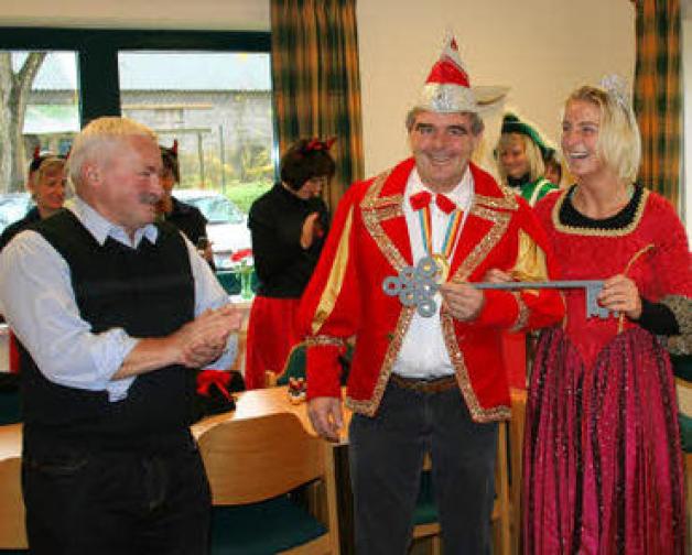 Bürgermeister Jürgen Ahrens übergab den Schlüssel der Gemeinde an das stellvertretende Prinzenpaar Susan und Fred  Schreiber.Fotos: Malte Behnk