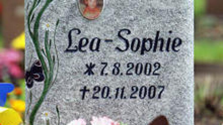 Die fünfjährige Lea-Sophie aus Schwerin verhungerte qualvoll. Ihre Eltern ließen sie leiden. Das Jugendamt hatte auf Hinweise der Großeltern nicht reagiert.dpa