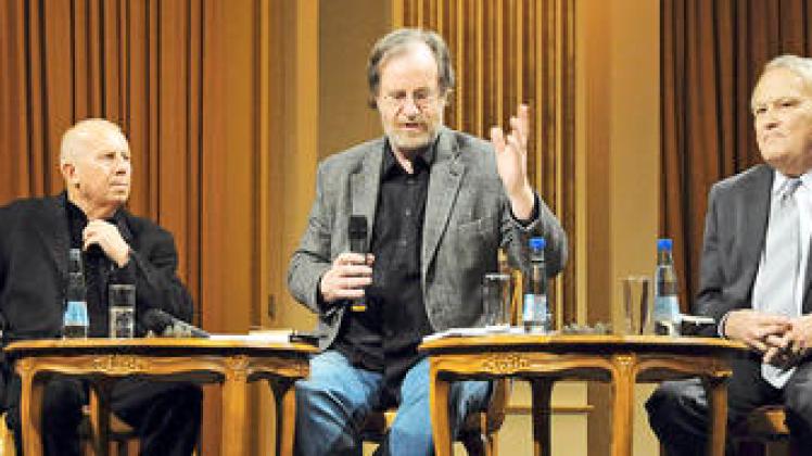 Christoph Schroth (li.) und Holk Freytag diskutierten mit Theater-Journalist Hartmut Krug über die Theaterkultur in der DDR und in der BRD - für das Thema Theater im heutigen Deutschland blieb angesichts des spannenden Themas keine Zeit mehr.