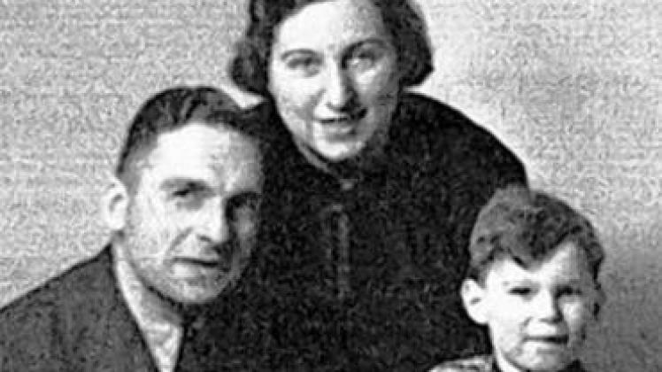 Kurz vor ihrer Flucht ins chilenische Exil: Ludwig Kychenthal mit seiner Frau Annemarie und Sohn Hans im Sommer 1939.Repro: Matthias Baerens