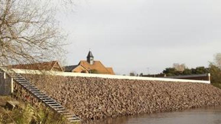 Nach sieben Monaten Arbeit konnte die Spundwand bei Hinzdorf übergeben werden. Der Ortsteil von Wittenberge hat jetzt einen der neuen Bemessungsgrenze entsprechenden Hochwasserschutz.  Lars reinhold (2)