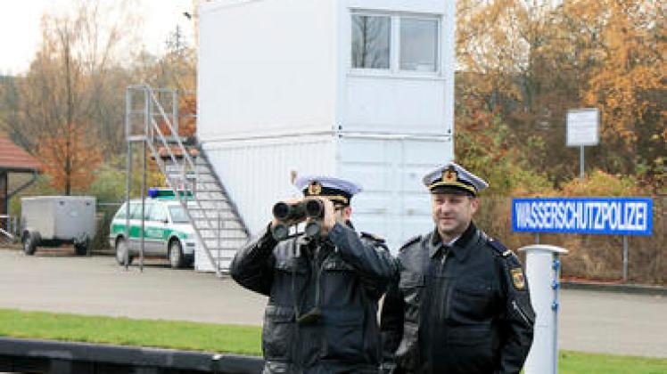 Wo ist die Wache? Der Arbeitsplatz der Wasserschutzpolizeistation Plau befindet sich im Container auf dem Gelände des Wassersportvereins im Hintergrund. Michael-Günther Bölsche
