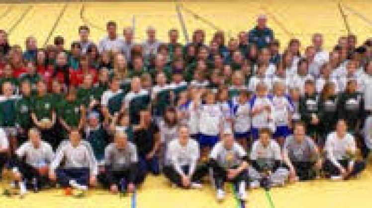 Die Handballerinnen von Grün-Weiß Schwerin hatten die deutsche Frauen-Nationalmannschaft beim Training zu Gast.   privat