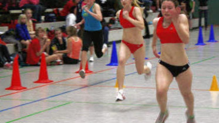 Dynamisch dem Ziel entgegen: Alexandra Fritsch (r.)gewann diesen Vorlauf über 30 Meter. Oliver Knoll