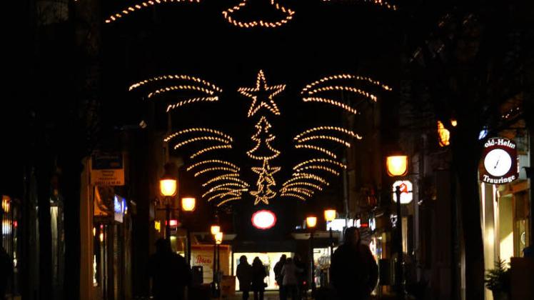 Erleuchtete Fußgängerzone:           Trotz aller Diskussionen verschönert auch 2013 die Weihnachtsdeko die Oldesloer Innenstadt.  