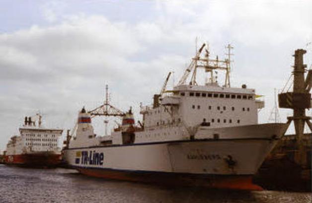 Die "Kahleberg" und "Diana II" der  seit 1992  zwischen Rostock und Trelleborg verkehrenden TR-Line im Rostocker Hafenrfra