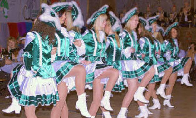 Als Funkengarde eröffnen die Tänzerinnen alljährlich den Karnevalsabend.