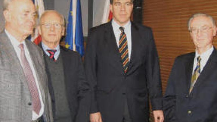 Thema  Windkraftlogistik: Die Veranstalter Prof. Uwe Laue  (l) und Prof. Karl-Heinz Breitzmann mit den Referenten Andreas Petzold (2. v. r.) und Prof. Jürgen Lüsch. rfra