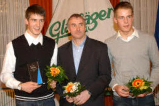 Trainer Ulf Lehmann (M.) vom Schweriner Yacht-Club freut sich mit den Brüdern Max Rudolf (r.) und Kurt Siegfried Schaller über Bronze bei der Juniorenmeisterschaft im 470er.