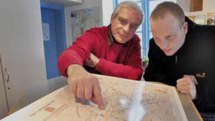 Burkhard Schmidt und Praktikant Benjamin Satow zeigen die Pilgerroute durch Mecklenburg. Ein sehens- und  erlebenswertes Ziel ist dabei die Stadt Rehna.Volker Bohlmann