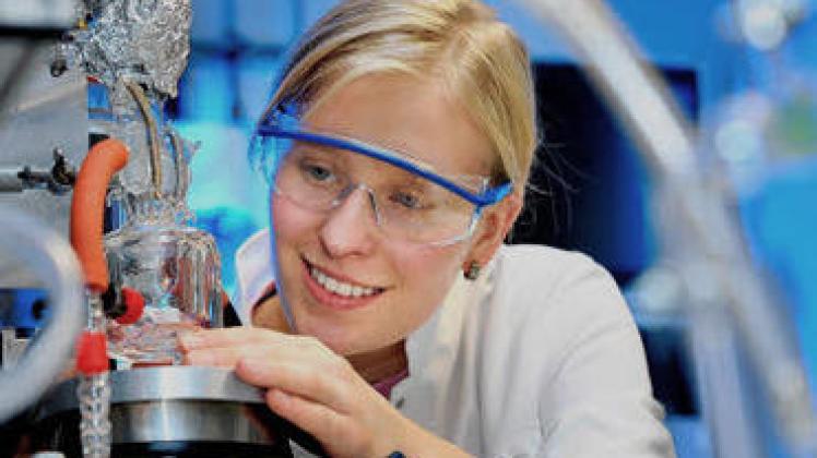 Chemielaborantin Anja Kammer (22) arbeitet an der Wasserstofferzeugung im Labormaßstab. Georg Scharnweber