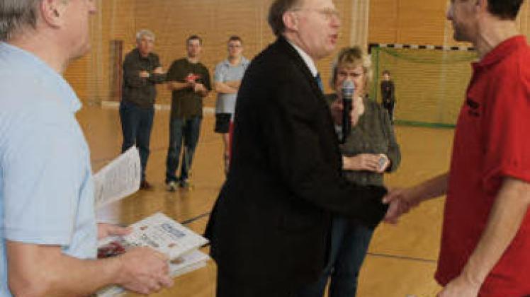 Ausgezeichnet: Bürgermeister Reier beglückwünscht den besten Spieler aus Leuna.