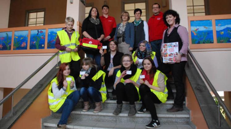 Gestern startete unter Leitung von  DRK-Ausbilderin Claudia Zischau (r.) offiziell der Schulsanitätsdienst.  