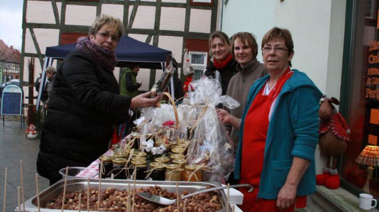 Marlies Licht (l.)  am Stand, den Claudia Hildebrandt und ihre Mitarbeiterinnen Susann Pawlowski und Angelika Hübsch liebevoll gestaltet haben.  