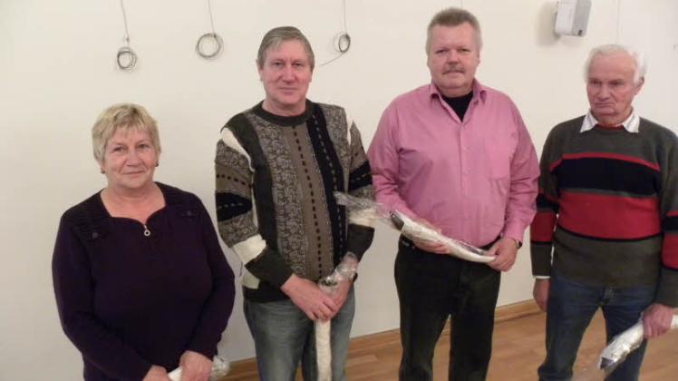 Einen Aal als Dank für ihre vielfältige Unterstützung erhielten Margarete Nevermann, Horst Gelfart, Dietmar Laasch und Willi Lübke.  Fotos: roswitha spöhr 