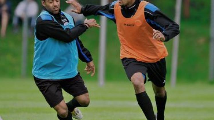 Geht voran: Dexter Langen  (in Orange) im Trainingsduell mit seinem neuen Vereinskollegen Mohammed Lartey. Georg Scharnweber
