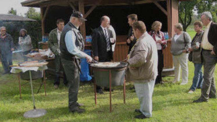 Aus guter alter Tradition wurden die Möllenbecker nach der Bauabnahme zu Gegrilltem und Bier eingeladen.