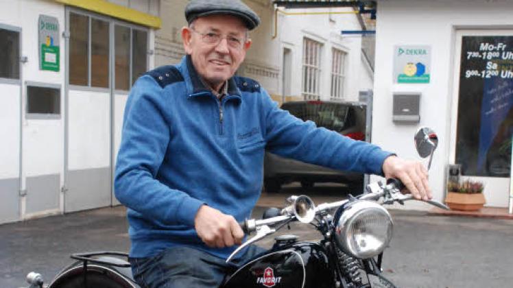 Oldtimer-Fan Willy Matern auf seiner Favorit 100, die top in Schuss ist.  