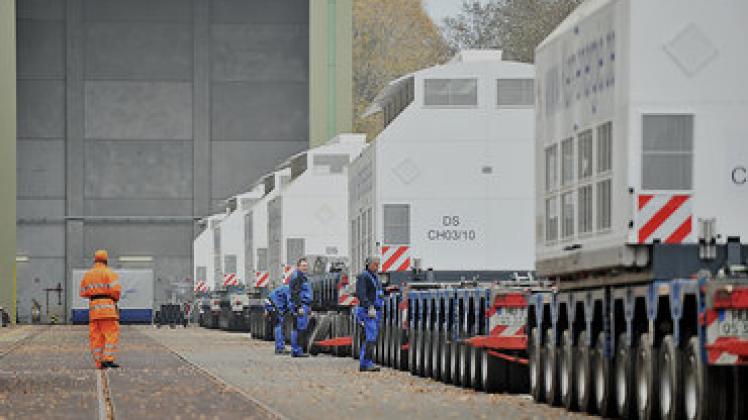 Für den Castor-Transport werden   in Dannenberg  Hüllen im  Verladebahnhof auf Sattelauflieger gesetzt. Elf Behälter mit hoch radioaktivem Abfall aus der Wiederaufarbeitung im nordfranzösischen La Hague werden am  Wochenende im Wendland erwartet.dpa