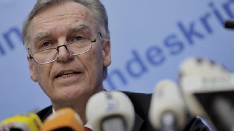 BKA-Präsident Jörg Ziercke geht gegen Rechtsextreme im Internet vor. Foto: dpa