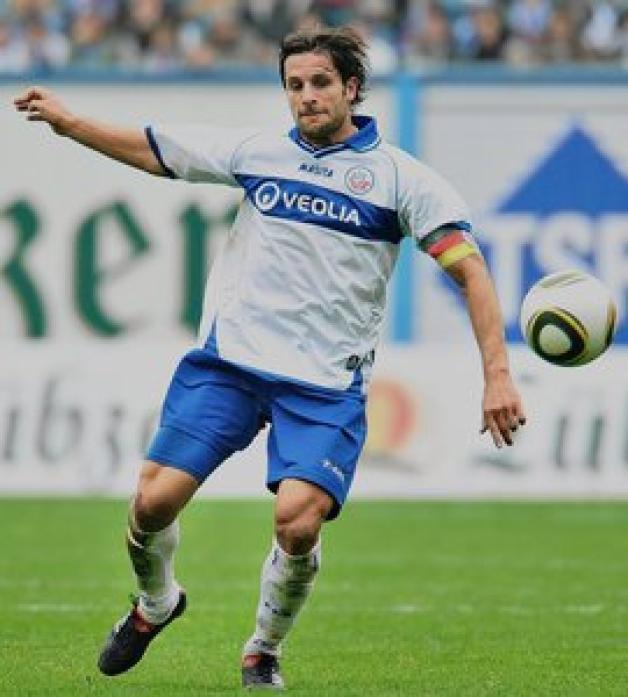 Tollhaus Rudolf-Harbig-Stadion: Rostocks  Sebastian Pelzer kennt sich aus in Dresden, kickte von 2006 bis 2008 für Dynamo und war dort Kapitän sowie Publikumsliebling. Georg Scharnweber