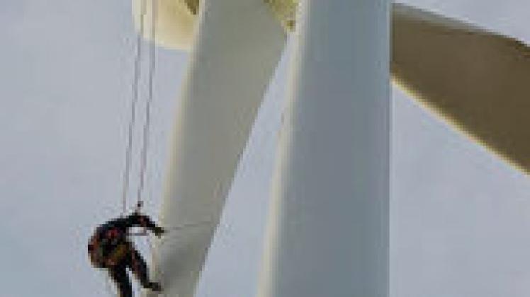 Brandenburg hat ehrgeizige Ziele mit der Windkraft, aber die Flächen reichen nicht. Jetzt sollen Schutzgebiete mit einbezogen werden. dpa