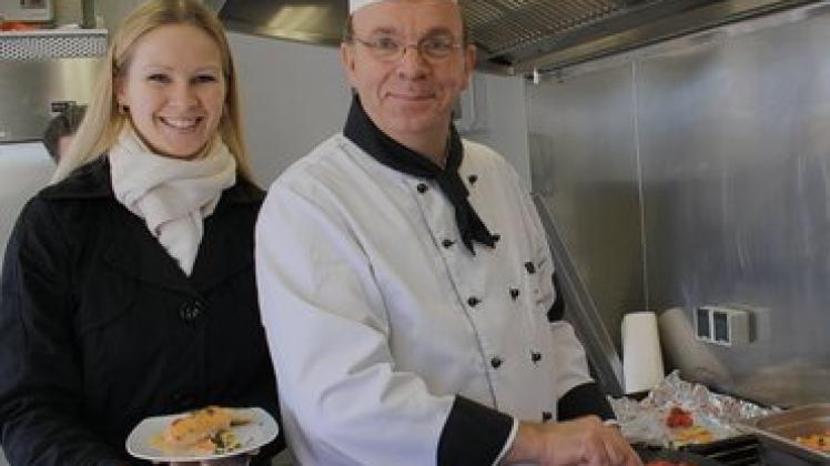 Anders Essen zubereiten: Koch Gerd Ahrens und Anne Zeitel von der Hanseatischen Weiterbildungsgesellschaft Rostock servieren im Vorfeld der Gastro frische Mahlzeiten aus dem Küchentruck. mapp