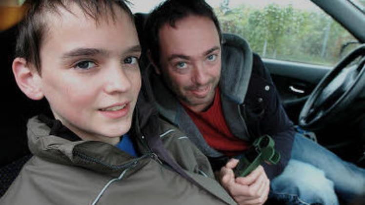 Heiko Wichmann (rechts) geht auch zusammen mit seinem Sohn Danilo auf Unwetterjagd. Wichtige Utensilien sind neben dem eigenen Auto, der Windmesser, Foto- und Videoausrüstung. geru