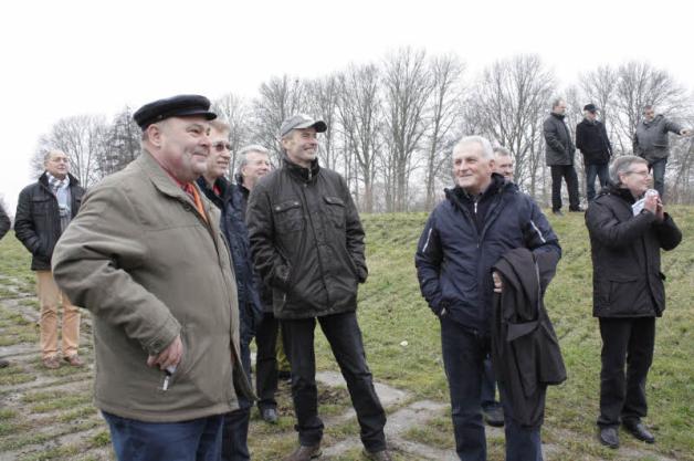 Walter Klamann (l.), Burkhard Thees (r.) und weitere Gäste bewundern die Bagger-Künste des Landwirtschaftsministers. Fotos: Neumann Walter Klamann (l.), Burkhard Thees (r.) und weitere Gäste bewundern die Bagger-Künste des Landwirtschaftsministers. Fotos: Neumann