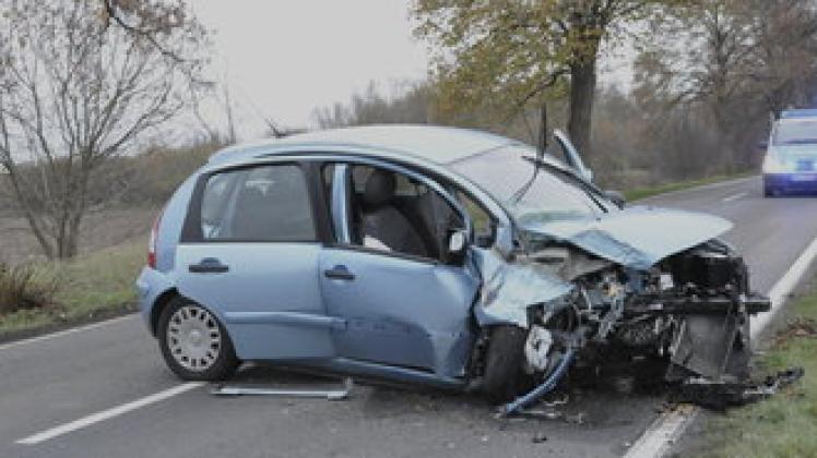Schwerer Unfall gestern auf der L11 bei Penzin: Totalschaden entstand an dem Kleinwagen, drei Menschen wurden verletzt. Ralf Badenschier