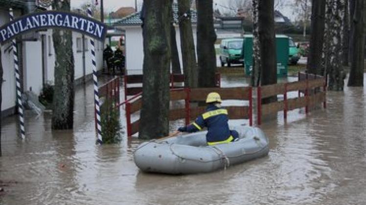 Auch der Biergarten in Schönberg wurde überflutet. Mit Sandsäcken versuchten die Helfer, der Wassermassen Herr zu werden. 
