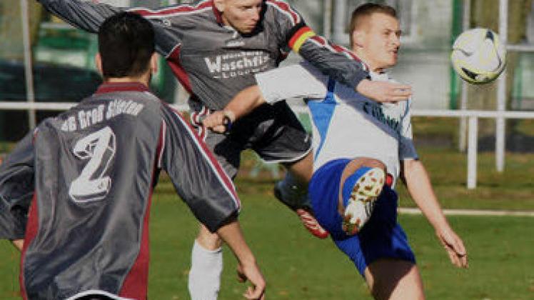 1:0-Torschütze Thomas Speidel (r.) gewinnt das Duell mit seinem Gegenspieler.Thomas Zenker