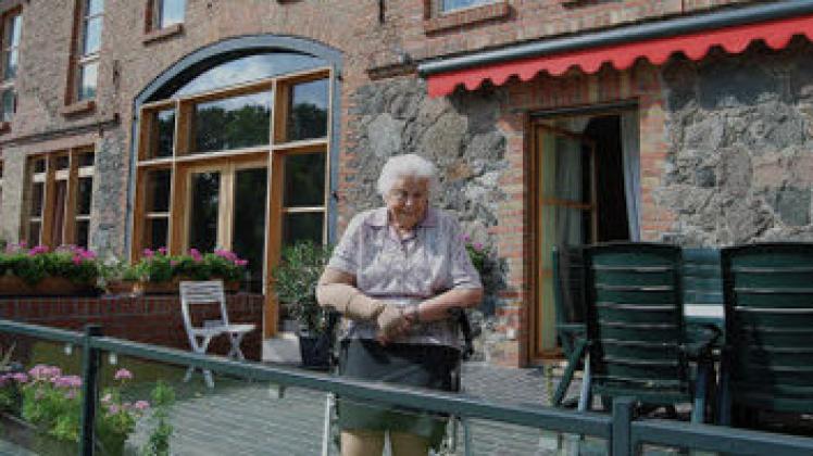 Genießt den Blick auf Nelken und Rosen: Frieda Karnahl  lebt im Erdgeschoss des umgestalteten Bullenstalls Möglin.S. Hoke (2)