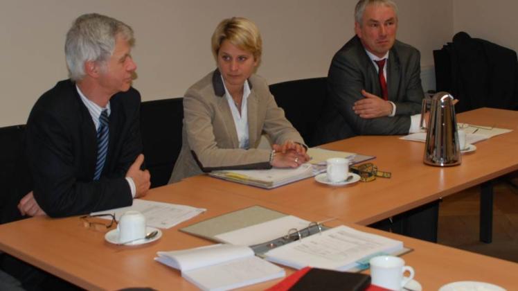 Es ging um verdammt viel Geld: Wismars Bürgermeister Thomas Beyer (r.),  Landrätin Birgit Hesse (M.) und Stellvertreter Gerhard Rappen (l.) stellten den Kompromiss vor. 